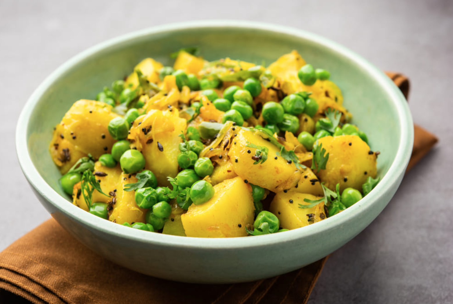 Dorada al horno con verduras salteadas y guisantes con patatas